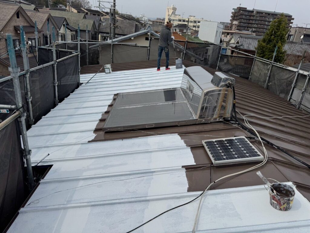 屋根　中塗り途中
