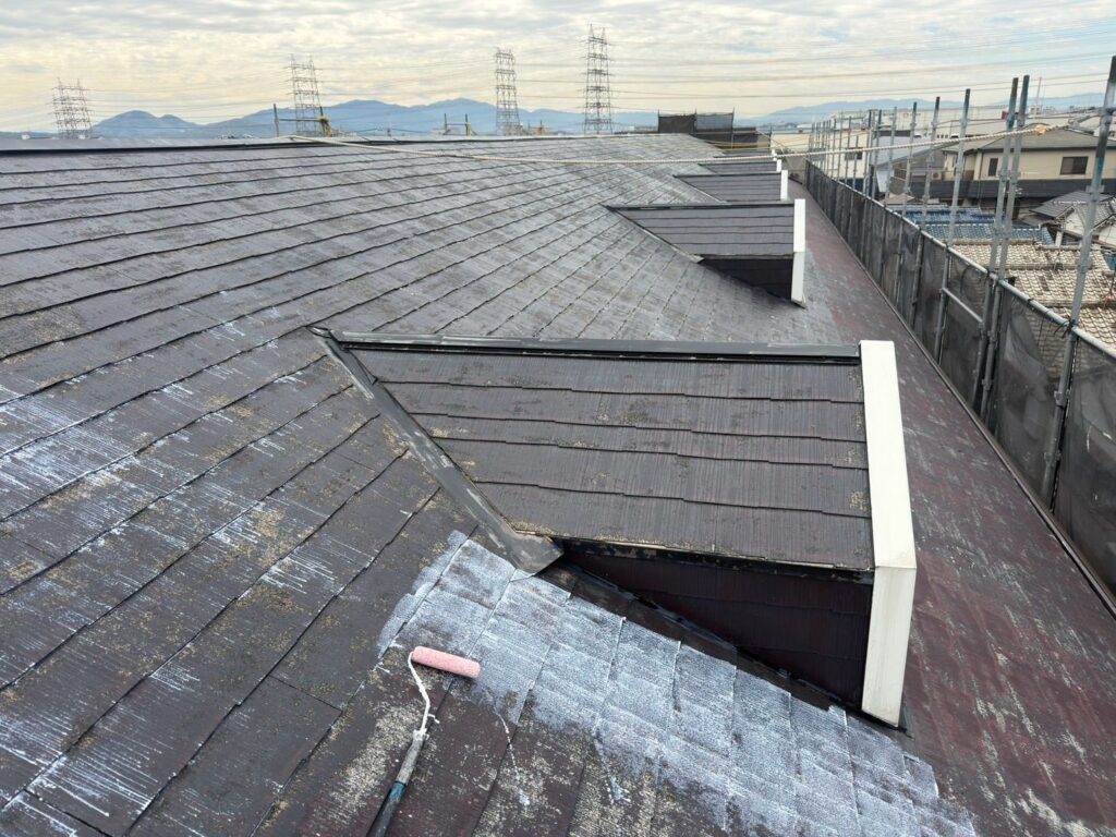 屋根 下塗り途中