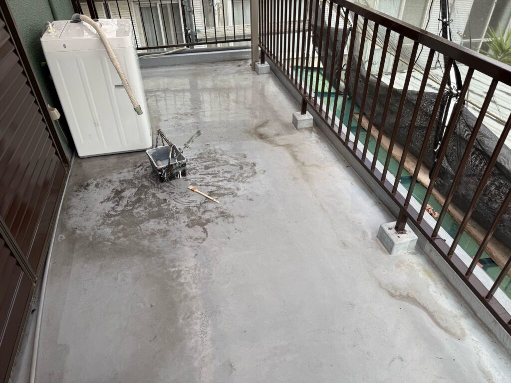 バルコニー　下塗り途中