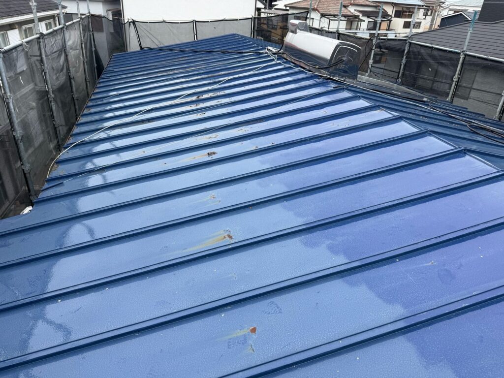 屋根　高圧洗浄途中