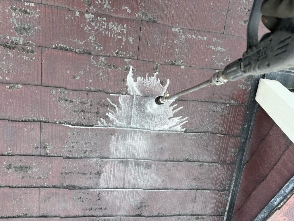 屋根 高圧洗浄手元