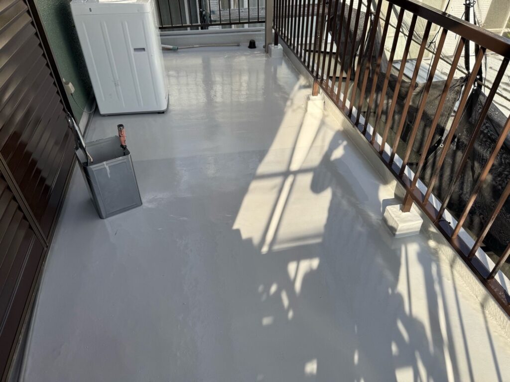 バルコニー 上塗り途中