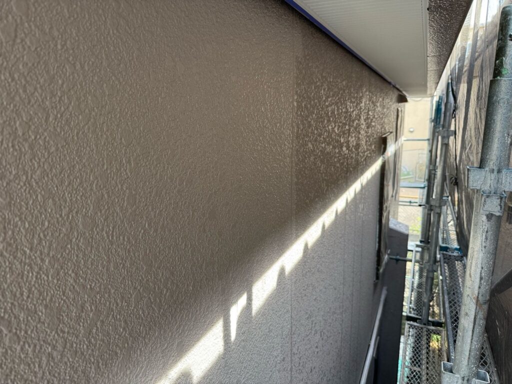 外壁　上塗り途中