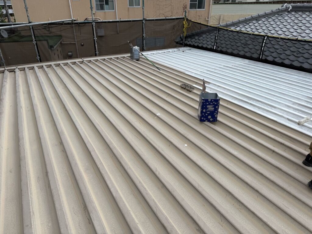 屋根　下塗り途中