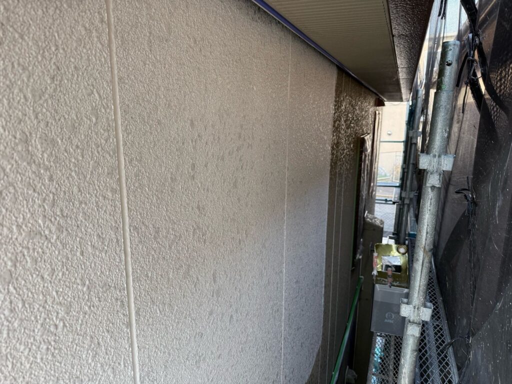 外壁　下塗り途中