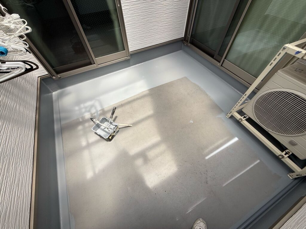 バルコニー 下塗り途中