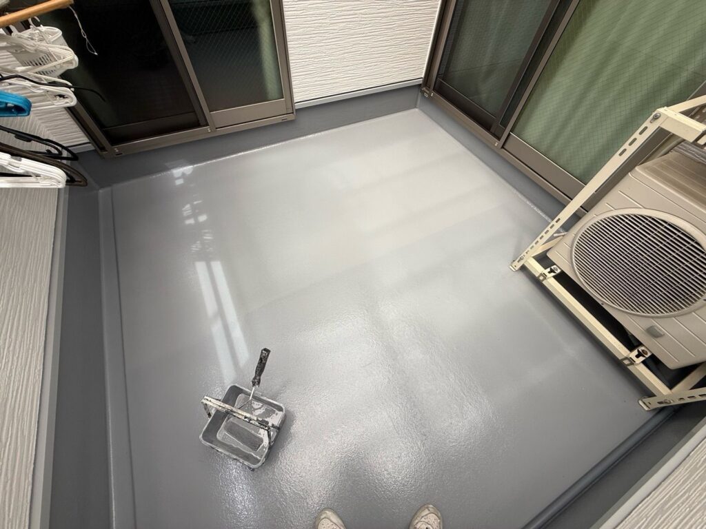 バルコニー 上塗り途中