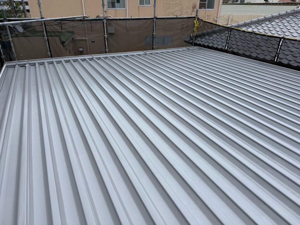 屋根　中塗り完了