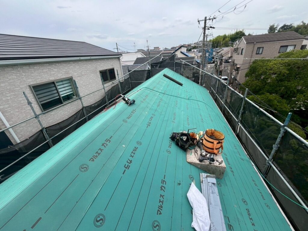 ルーフィング(防水シート)貼り作業