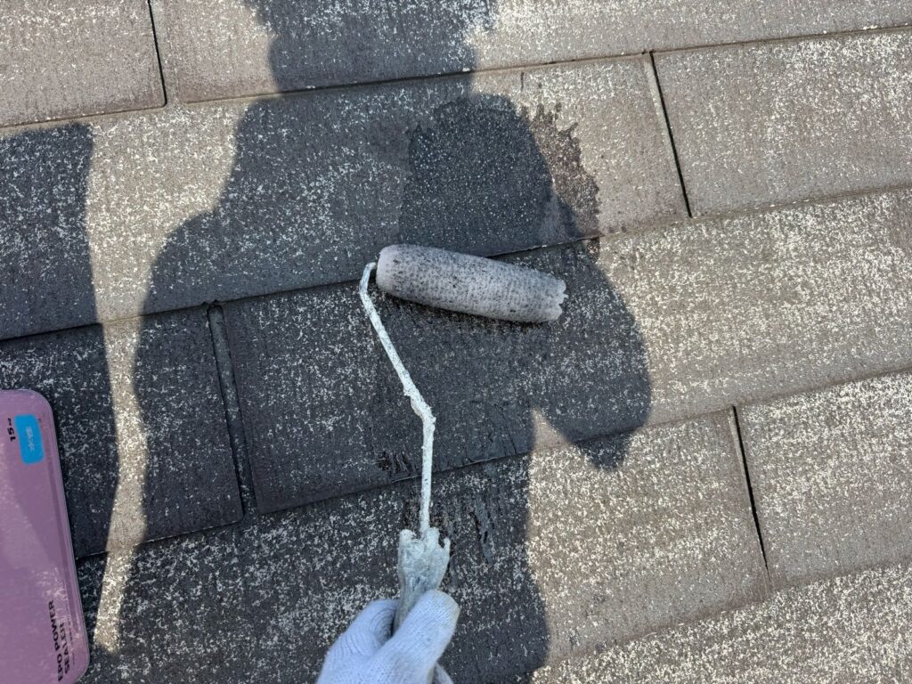 屋根　下塗り手元