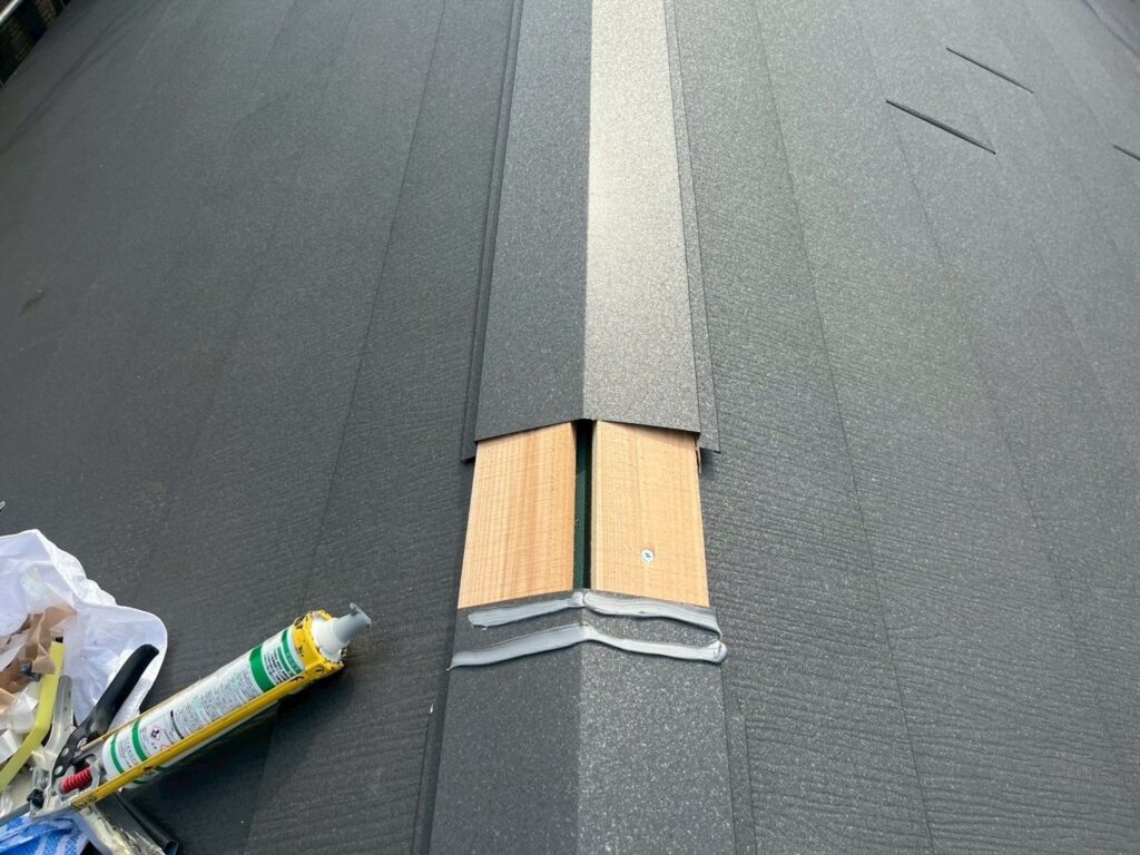 屋根棟板金取り付け作業