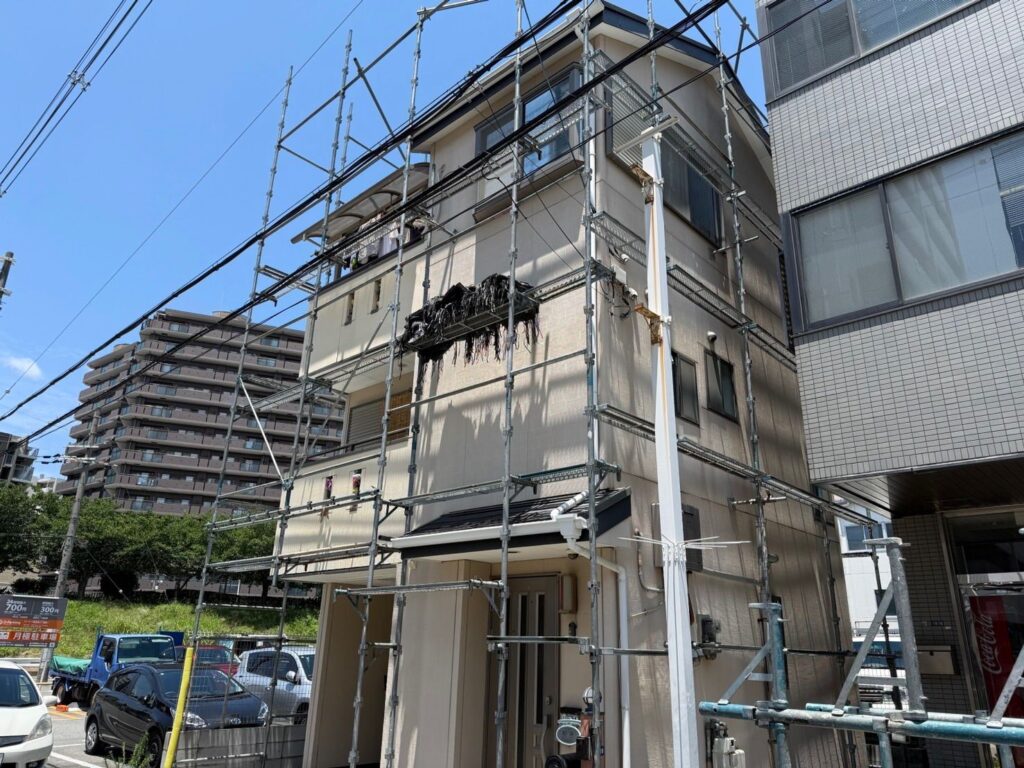足場組立途中