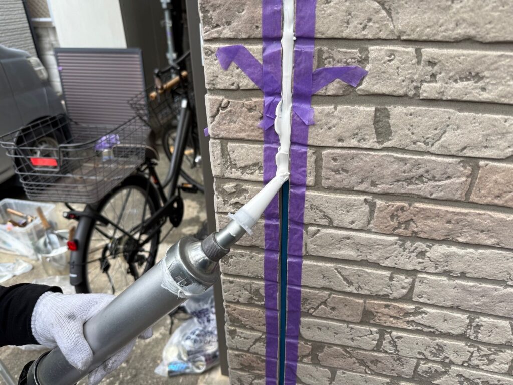 外壁　シール施工手元