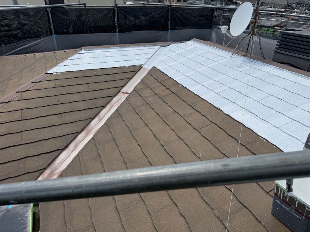 屋根 下塗り途中