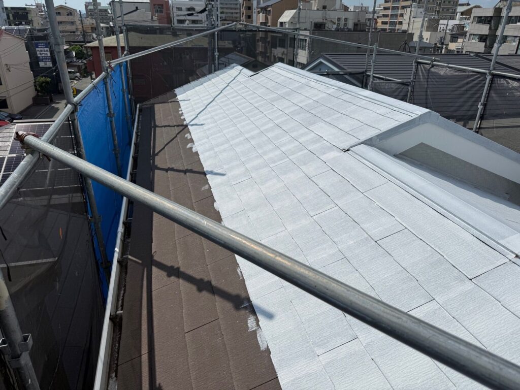 屋根 下塗り途中