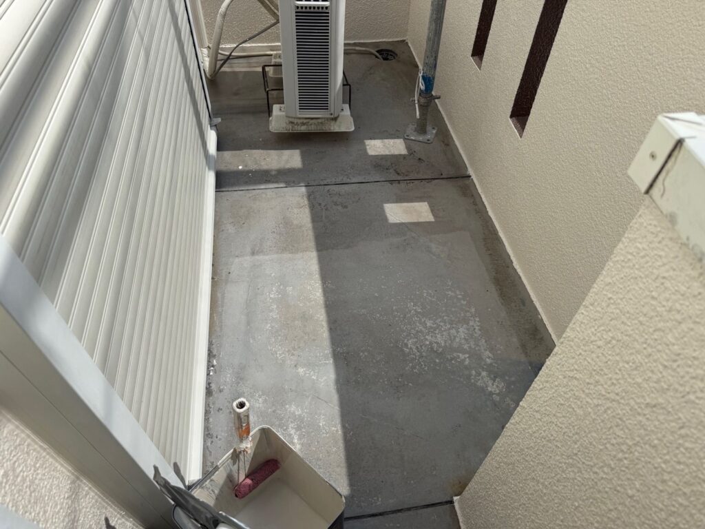 バルコニー 下塗り途中