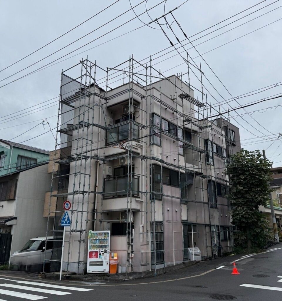 足場組立途中