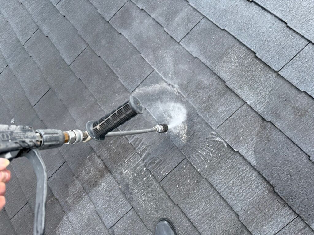 屋根 高圧洗浄手元