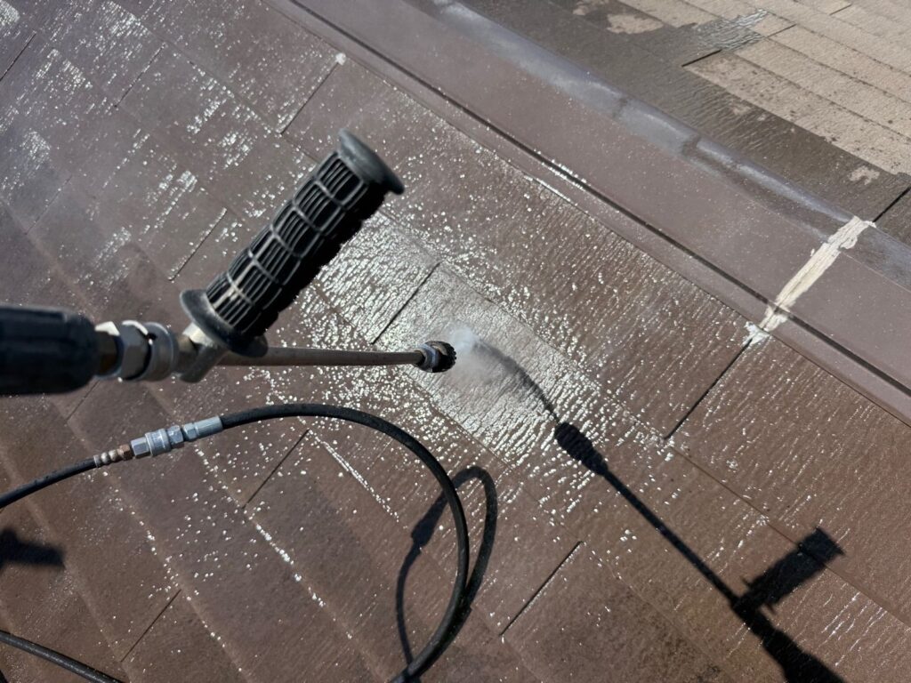 屋根 高圧洗浄手元