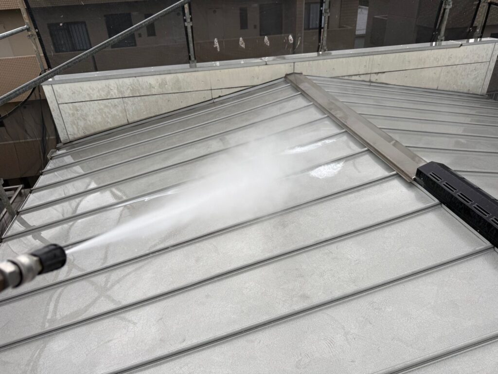 屋根 洗浄液塗布