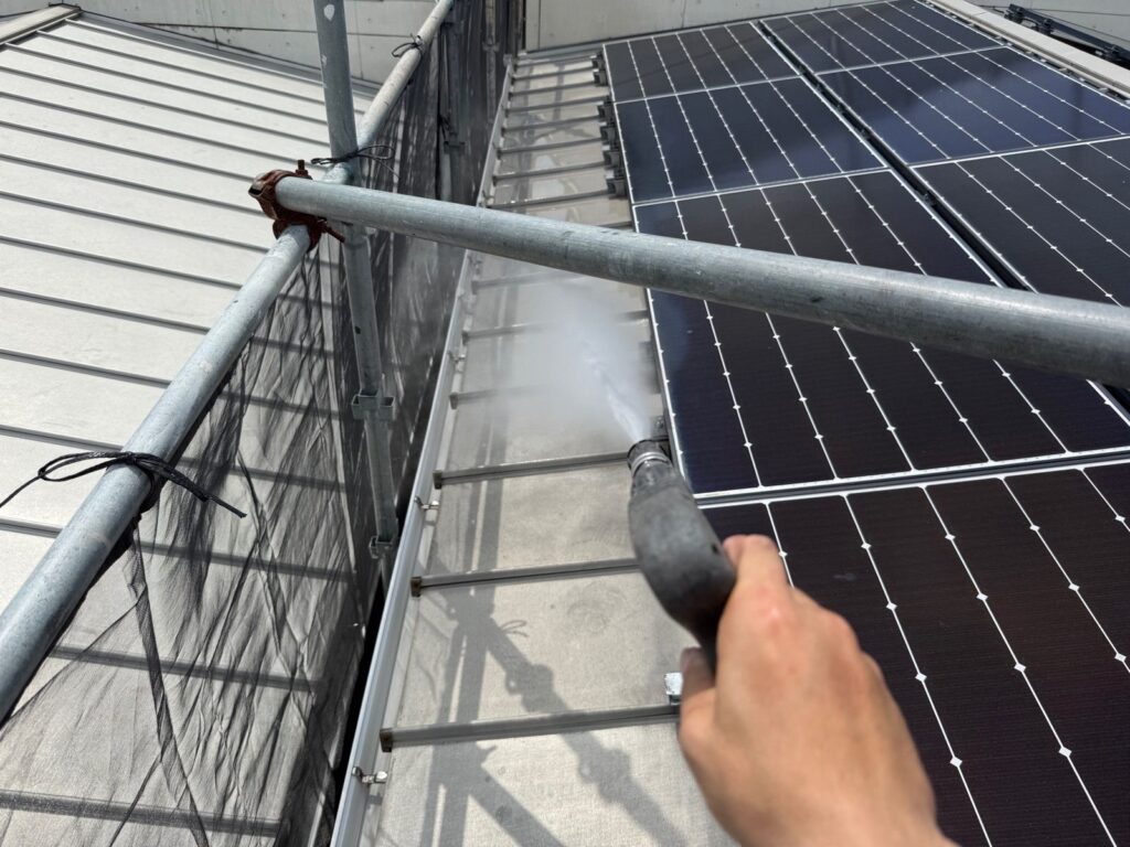 屋根　洗浄液塗布