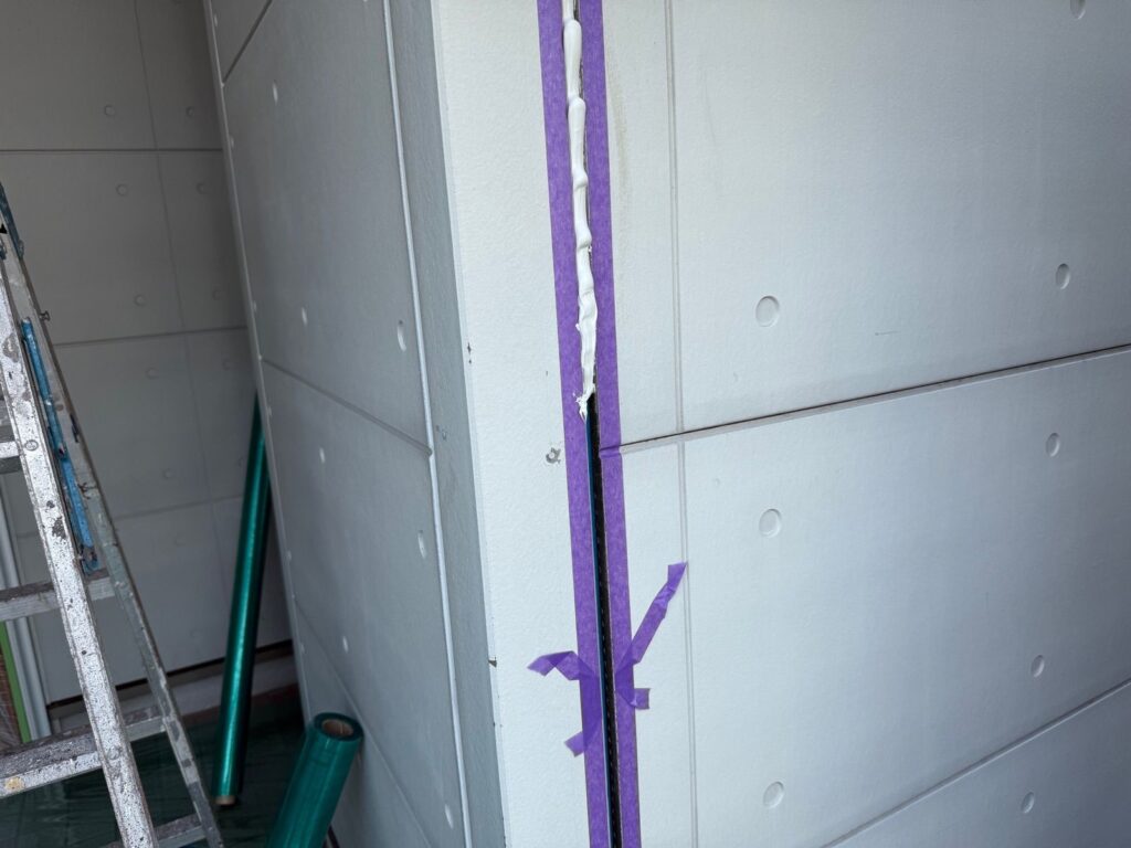 外壁　シール施工途中