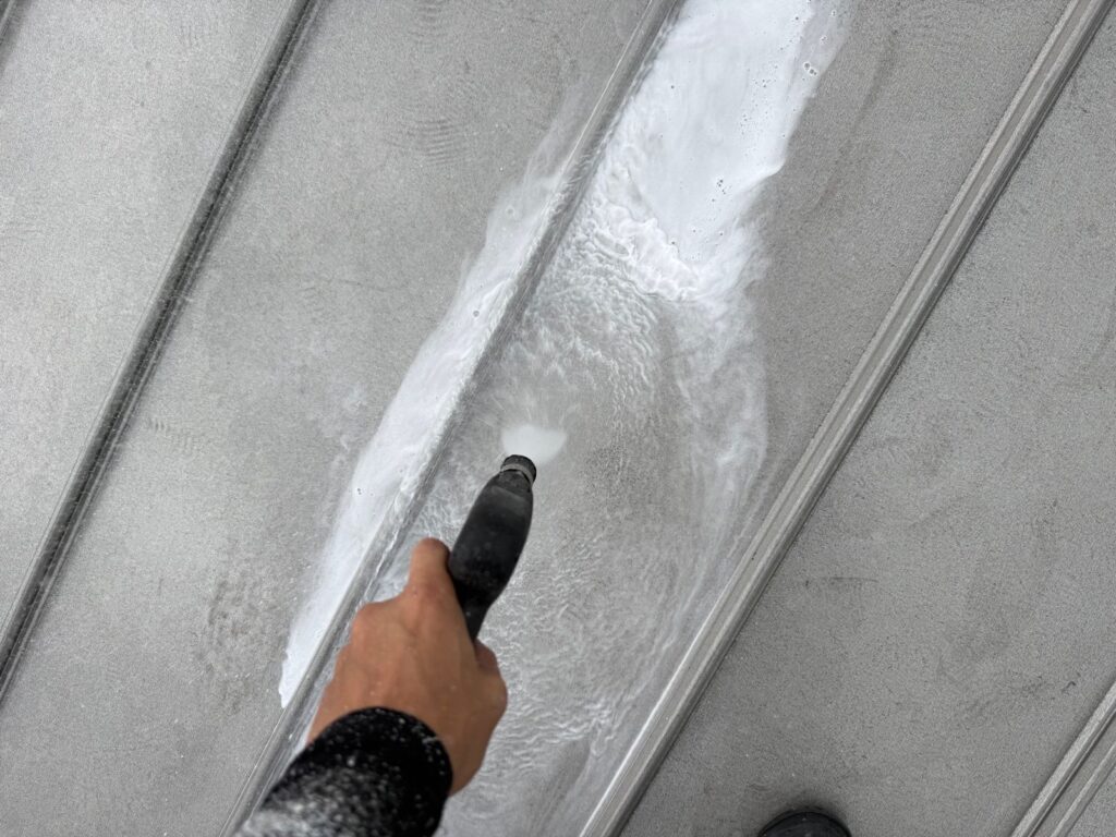 屋根 高圧洗浄手元