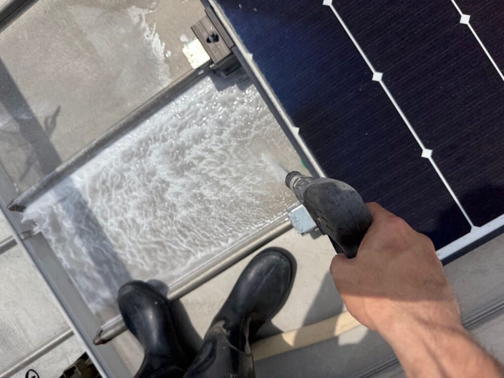 屋根　高圧洗浄手元